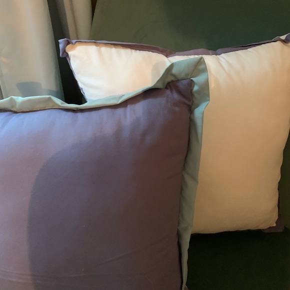 2 decorative pastel pillows - Picture 2 of 3